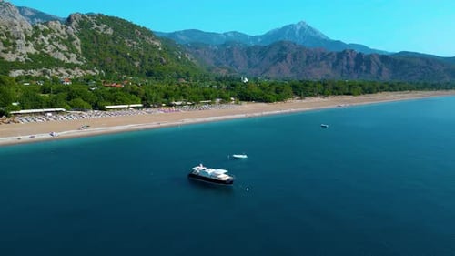 Drohnenaufnahme eines ruhigen Strandes und des türkisfarbenen Meeres
