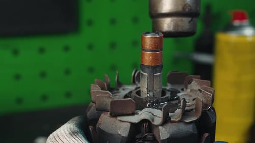 Mecânico de automóveis aquece a peça de reposição do carro com o secador de cabelo de construção realiza manutenção e reparo