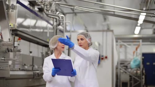 Konzept für Produktion, Industrie und Mitarbeiter — Technologinnen mit Vorstand bei Ice