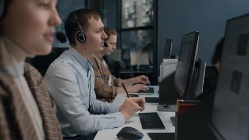 Call Center und hilfreicher Kundenservice. Benutze den PC und beantworte Fragen