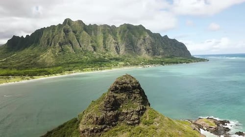 Tiro de drone se aproximando da Ilha do Chapéu de Chinaman (Mokoli'i) com o Rancho Kualoa e a Cordilheira Kualoa