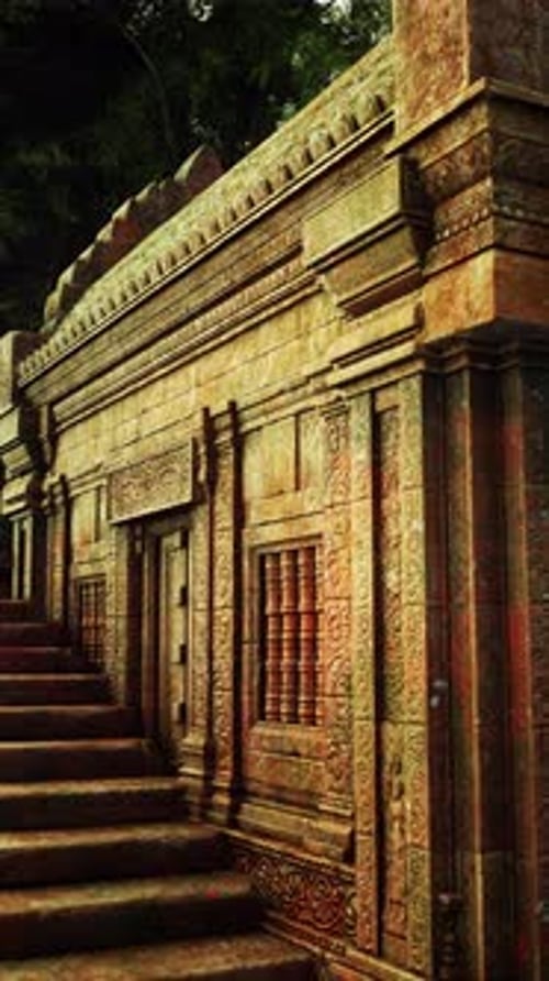 Bâtiment en pierre avec marches dans la jungle cambodgienne