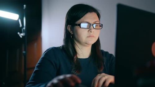 Ein junges Mädchen arbeitet abends zu Hause an einem Laptop, Nahaufnahme