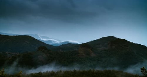 Bewölkte und regnerische Landschaft im Zeitraffer mit sich bewegenden Wolken auf dem Berggipfel