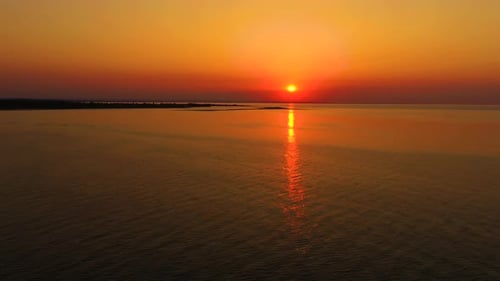 Vue aérienne par Drone 4K UHD Beau coucher de soleil sur une plage tropicale avec des nuages Au milieu de la mer