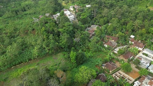 Casas simples na vila rural de Bolang Mountain Village Sukabumi Indonesia Drone Track Forward 4K 60FPS