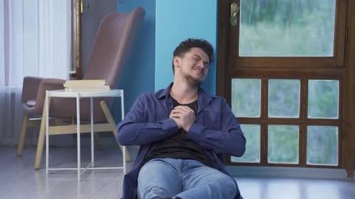 L'homme qui crie pleure. Hystérie.
