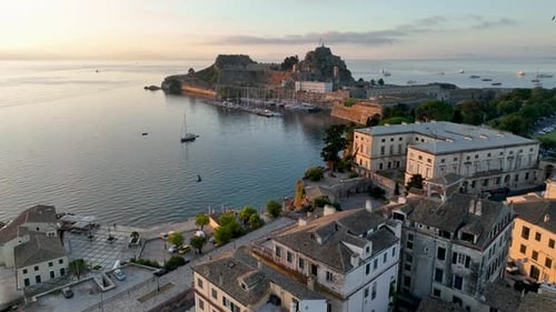 Vue aérienne de la vieille forteresse de Corfou et du port au lever du soleil Scène matinale paisible avec des bateaux
