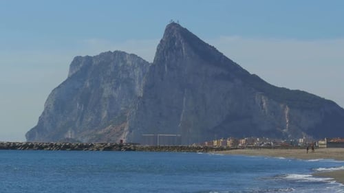Blick auf den Felsen von Gibraltar und den Strand mit Meereswellen