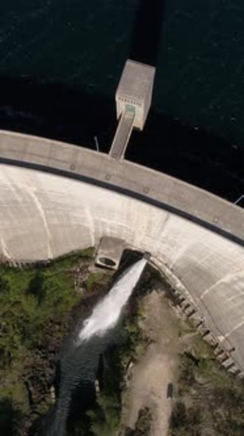 Vertikales Video des Wasserdamms