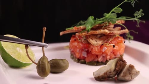 Delicioso tartar de salmón en plato blanco