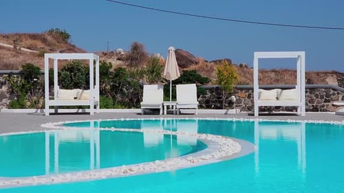 Entspannen am Pool im Hotelresort. Ein ruhiger Sommertag voller Entspannung auf Liegestühlen. Santor