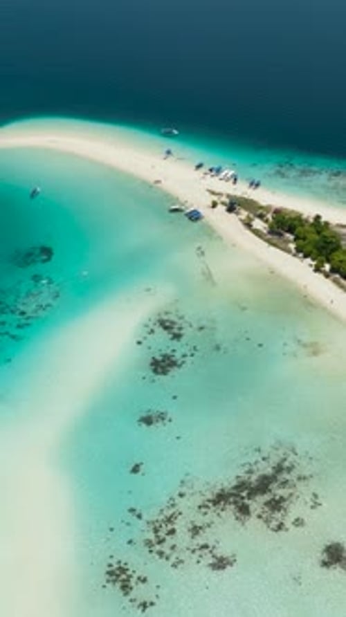 Paysage marin avec l'île tropicale Semporna Sabah, Malaisie