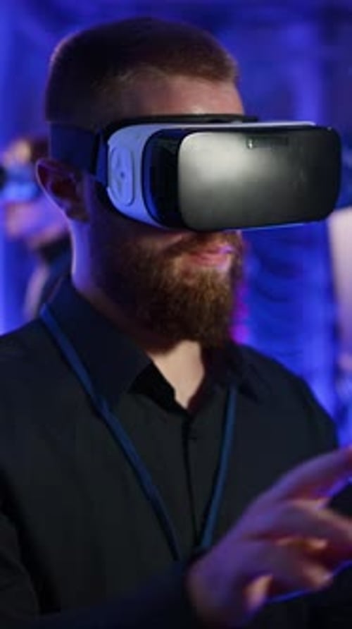 Mann mit Virtual-Reality-Headset in einem Serverraum. Vertikal