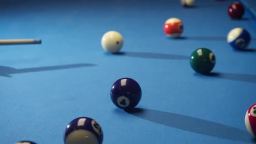 Amerikanischer Billardspieler für Poolspiele schlägt den blauen Billardtisch