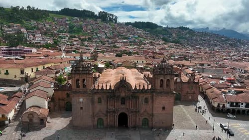 Einrichtung einer Flugdrohnen-Luftaufnahme von Cusco, Peru, mit der Kathedrale und dem Hauptplatz. Hohe Auflösung 4k