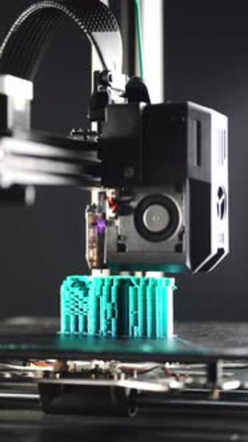 Machine d'impression 3D avancée créant un prototype détaillé présentant une innovation