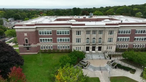 Campusgebäude der Universität, des Colleges, der High School. Luftbild des Bildungsthemas in den USA.