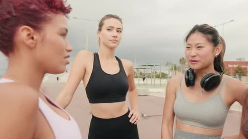 Fitte junge Frauen chatten nach dem Training