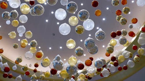 Un techo decorado con coloridas bolas de cristal en un gran hotel de El Alamein, Egipto, plano de ángulo bajo