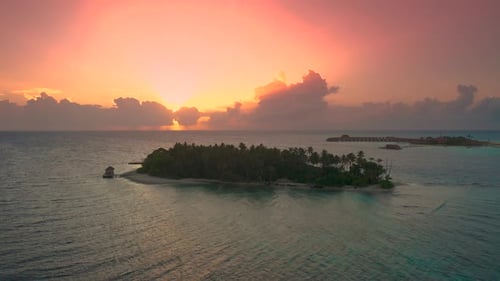 Vista aérea da ilha tropical com praia paradisíaca na pequena ilha das Maldivas durante o pôr do sol, turquesa