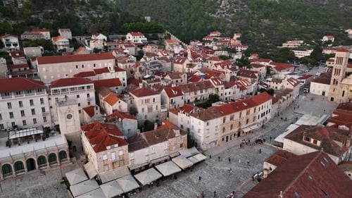 Luftbogenaufnahme beim Flug über der Stadt Hvar in Kroatien in Richtung der Berge an einem klaren Tag.