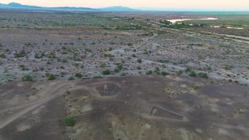 Survol du désert de Sonora pendant la journée pour révéler les dessins en taille-douce de Blythe sur un sol désertique, Ancie