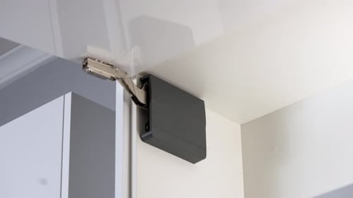 Acionamento para mecanismo de abertura de porta de móveis