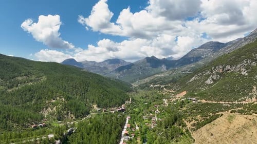 Aventura aérea explorando a magnificência da cachoeira em Antalya, no sul da Turquia