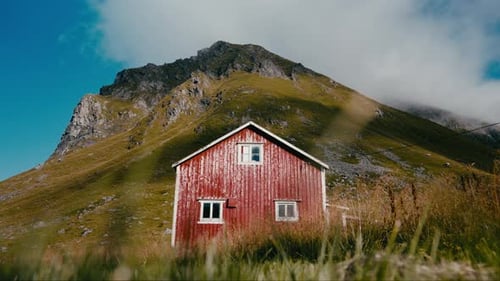 La vieille grange rouge encadrée par une montagne majestueuse