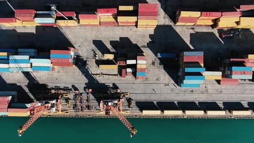 Luftaufnahme von Frachtcontainern und Hafenkränen im Seehafen