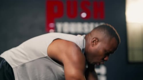 Fitness-Konzept, Menschen im Fitnessstudio, Menschen trainieren, Fitnessstudio, Fitness.