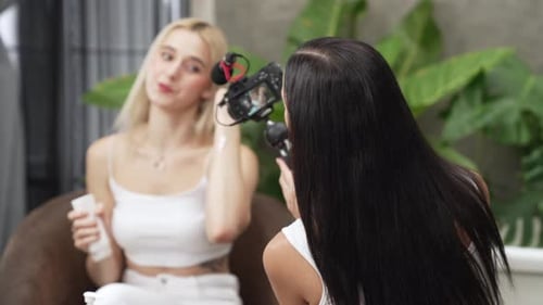 Vídeo tutorial de belleza y cosmética para una mujer joven haciendo contenido. Relajarse