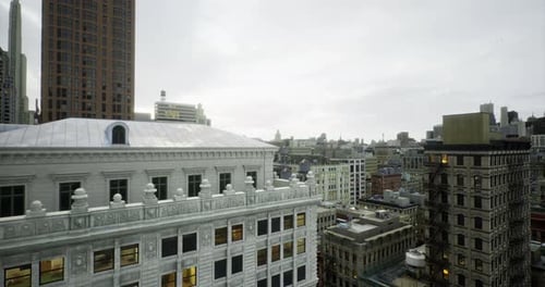 Horizonte urbano y arquitectura histórica bajo cielos nublados