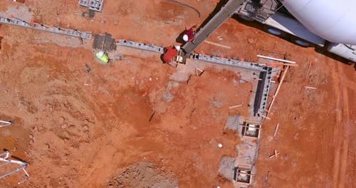 Betongießen von Fundamentsäulen für den Hochbau