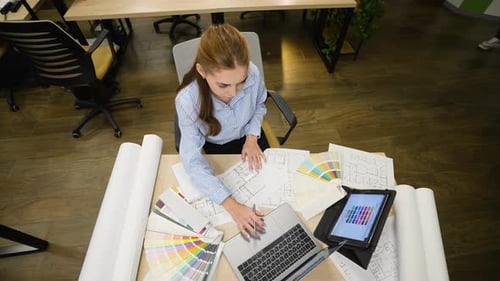 Professioneller Architekt zeichnet Grundriss im Büro