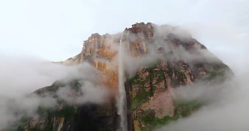 Impresionante Salto del Ángel escondido en las nubes de Canaima, Venezuela