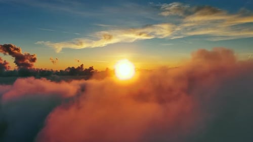 Luftaufnahme von Wolken und Sonnenuntergangssonne