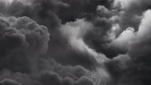 Des éclairs de 4K et des cumulonimbus sombres, un orage.