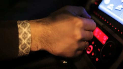 Homem trocando de marcha enquanto dirige o carro. Condução de carro com transmissão manual