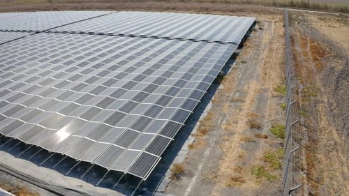 Nachhaltige Energielösungen. Luftaufnahme eines Solarkraftparks in einem ländlichen Tal.
