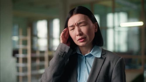 Empresaria asiática mujer de negocios siente dolor de cabeza cansada agotada chica china japonesa coreana