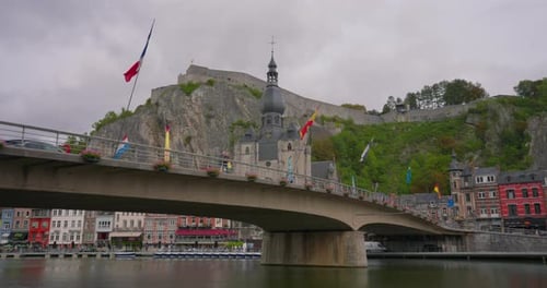 Dinant Belgium Des voitures franchissent le pont Charles de Gaulle à Dinant