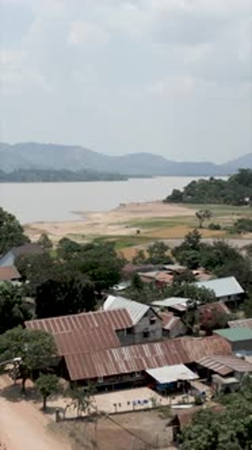 Vue panoramique de la nature à vol d'oiseau sur la plaine près du lac et des montagnes au Vietnam