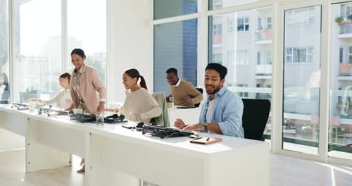 Personnel de coworking, de télémarketing et de centre d'appels travaillant en fin de journée dans un bureau