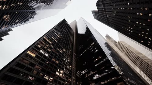 El horizonte de una ciudad con edificios imponentes