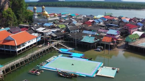 Luftaufnahme des muslimischen Fischerdorfes Ko Panyi oder Koh Panyee in der Provinz Phang Nga, Thailand