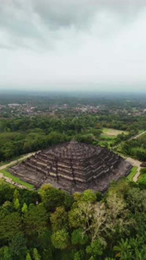 Vertikale Luftaufnahme des historischen weltgrößten buddhistischen Tempels Borobudur
