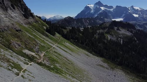 Beau sentier de randonnée en montagne, Drone à reculons