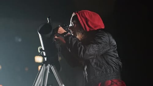 Urban Observer passt das Teleskop vorsichtig an — Forscher konzentriert sich auf die urbane Nachtszene
